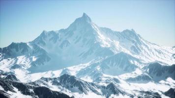 altas montañas bajo la nieve en invierno foto