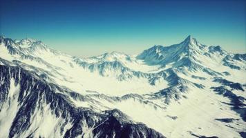 vista panorámica de la montaña de picos nevados y glaciares foto