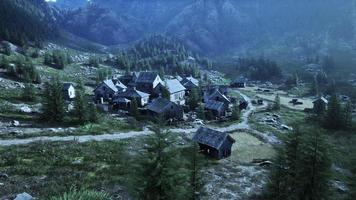 vista sobre el antiguo pueblo italiano en las montañas de los apeninos foto