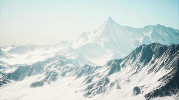 altas montañas bajo la nieve en invierno foto