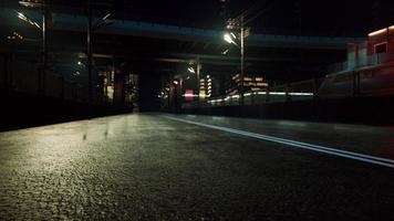 escena nocturna de la ciudad de Japón con luces de neón foto