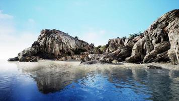isla tropical rocosa en el océano foto