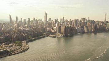 clip aéreo de 4k del río este en nueva york filmado desde un helicóptero. video