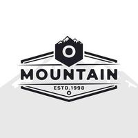 emblema vintage insignia letra o logotipo de tipografía de montaña para expedición de aventura al aire libre, camisa de silueta de montañas, elemento de plantilla de diseño de sello de impresión vector