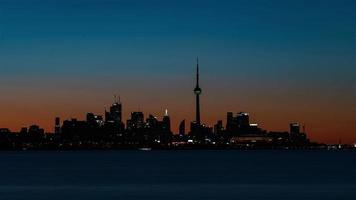 4K-Zeitraffer-Sequenz von Toronto, Kanada - die Skyline von Toronto bei Sonnenaufgang vom Humber Bay Park aus gesehen video
