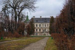 hermoso castillo medieval de pidhirtsi, región de lviv, ucrania foto