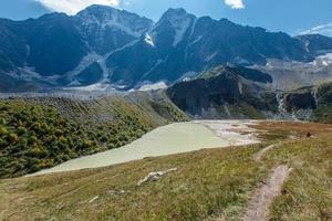 lago donguz-orun koel, elbrus, cáucaso, federación rusa. septiembre 2020 foto