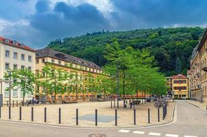 plaza friedrich-ebert-platz con edificios en el centro histórico del casco antiguo de heidelberg foto