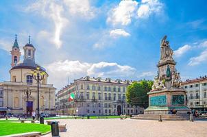 monumento a camillo benso conte di cavour estatua en piazza carlo emanuele ii plaza con edificios antiguos en turín foto