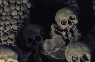iglesia de kutna hora con columnata de huesos y cráneos humanos foto