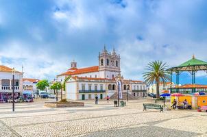 santuario de nuestra señora de nazare iglesia católica y misicians de la calle cerca de la glorieta en la plaza de adoquines con palmeras en la cima del sitio foto