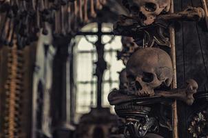 iglesia de kutna hora con columnata de huesos y cráneos humanos foto