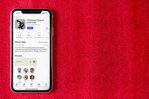 Vista de la aplicación de chat de audio de la casa club en la pantalla del teléfono inteligente foto