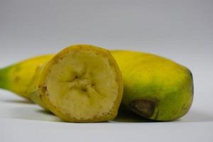 fruta de plátano amarillo sobre fondo gris foto