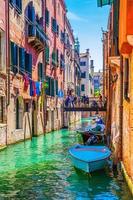 venecia, italia, 13 de septiembre de 2019 estrecho canal de agua vía fluvial en venecia, italia foto