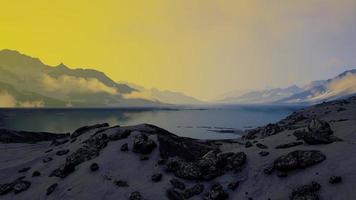 solnedgång i viken av de arktiska havets klippor upplyst av solnedgången video