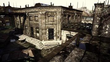 edifícios industriais abandonados com tábuas