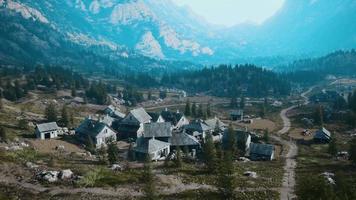 vieilles maisons haut dans les montagnes video