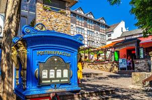 rudesheim am rhein, alemania, 24 de agosto de 2019 casas tradicionales alemanas y hermosos edificios de arte con el típico estilo fachwerk de paredes de madera en rudesheim foto