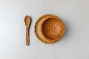 utensilios de madera en la mesa de la cocina. platos redondos de madera, una cuchara de madera. el concepto de servir, cocinar, detalles interiores. vista superior foto