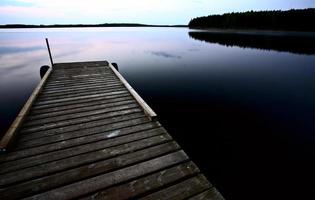 embarcadero en el lago smallfish en el pintoresco saskatchewan foto