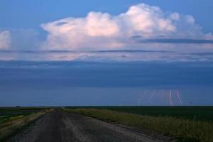 edificio de nubes de tormenta en el pintoresco saskatchewan foto