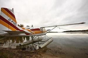 hidroavión en un lago de saskatchewan foto