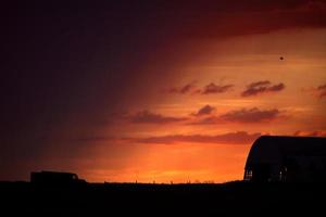 hermoso crepúsculo en el pintoresco saskatchewan foto