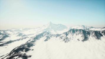Panoramablick auf die Skipiste mit den Bergen video