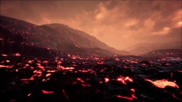 hermosa vista en la noche del volcán activo con lava roja video