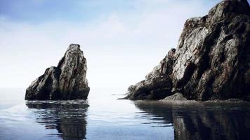 île tropicale rocheuse dans l'océan video