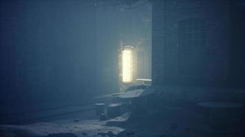 nattscen av en övergiven fabrik video