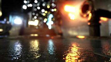 neon bokeh lichten op regenachtige nacht video