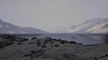 plage avec de grosses pierres rondes sur la côte de la mer de barents dans l'arctique video
