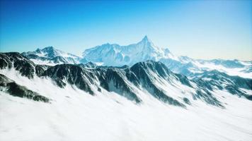 vista panoramica sulla pista da sci con le montagne video