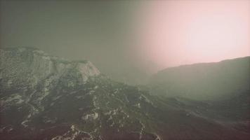 terra autunnale fredda e nebbiosa in ombre colorate video