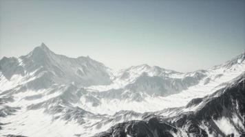panoramisch uitzicht op de bergen van besneeuwde toppen en gletsjers video
