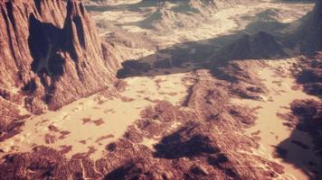 buttes du désert avec un ciel bleu dans l'utah video