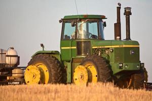 agricultor ocupado con la siembra de primavera en saskatchewan foto