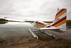 hidroavión en un lago de saskatchewan foto