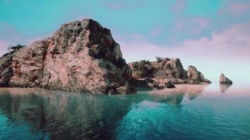 isola tropicale rocciosa nell'oceano video