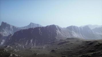 silueta de las montañas de los alpes suizos en las nubes de la mañana video