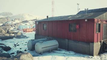 vista della vecchia base antartica alla stazione del polo sud in antartide video