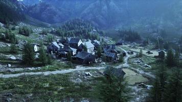 vista sul vecchio villaggio italiano nelle montagne dell'Appennino video