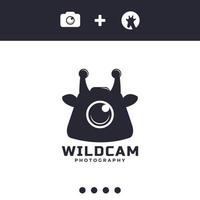 logotipo de cámara salvaje o cámara salvaje para fotografía de animales, combinación de logotipo de jirafa y cámara vector