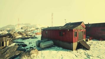 vista de la antigua base antártica en la estación del polo sur en la antártida video
