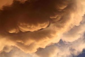 coloridas nubes de tormenta al atardecer foto