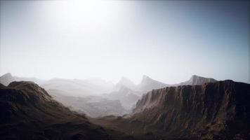 tierra fría y brumosa de otoño en sombras coloridas video