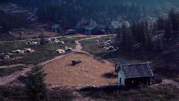 famoso villaggio di montagna situato vicino alla montagna delle alpi austriache video