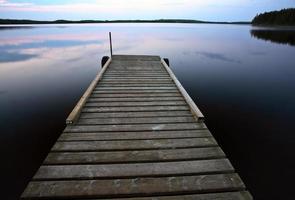 embarcadero en el lago smallfish en el pintoresco saskatchewan foto